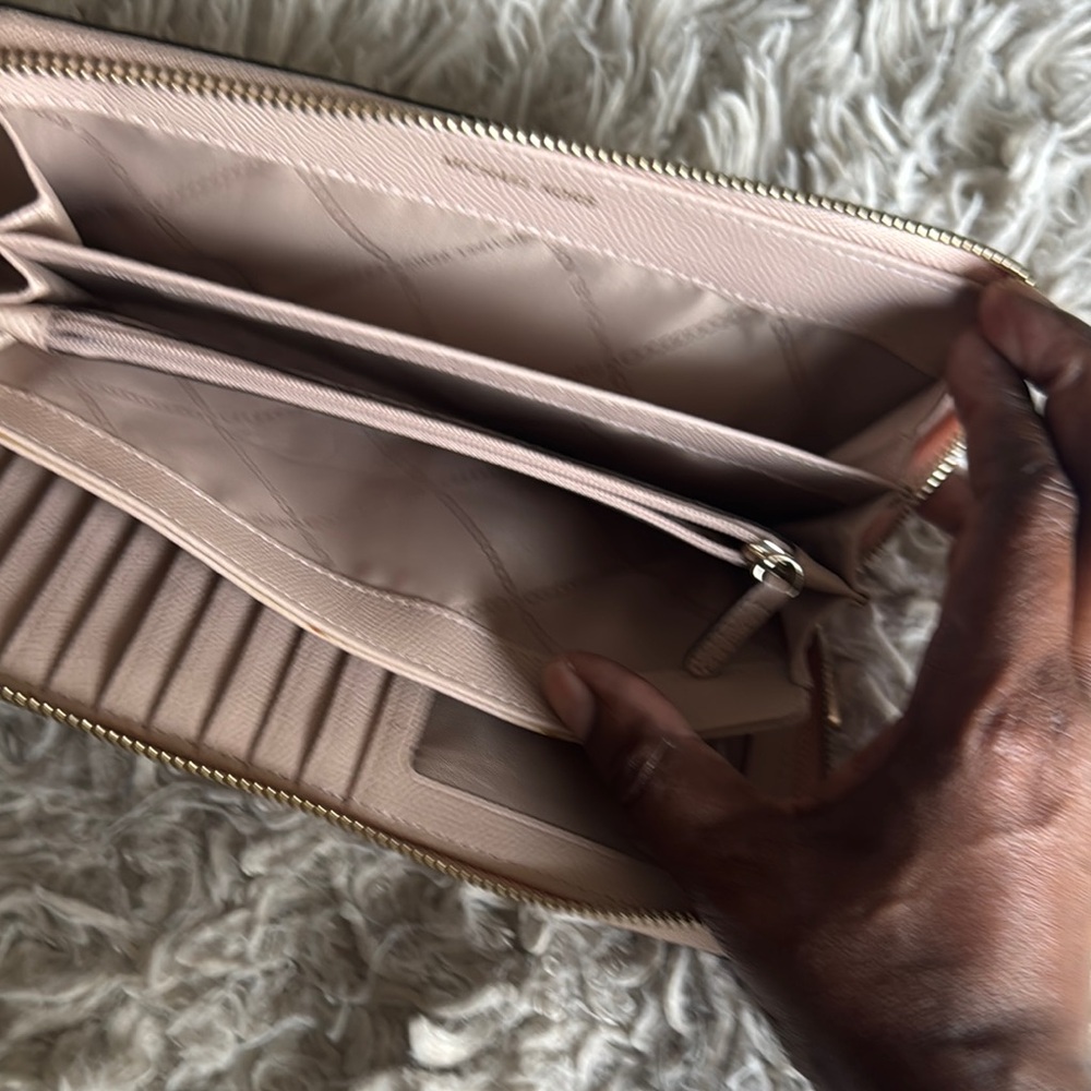 Michael Kors Gold Wallet Chic and Compact - Picture 4 of 5
